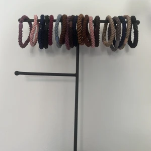 19 knekkis i olika färger  - Säljer mina kknekkis, vet tyvärr inte vart de är ifrån❤️ det är totalt 19 hårsnoddar! Skriv om ni har nå frågor:)