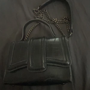 Zara väska  - Zara väska i skinn liknande material , så fin och passar till allt , väskan säljs för 140 kronor 