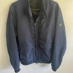 J Lindeberg jacka - Säljer min knappt använda J Lindeberg jacka i storlek S  Färg Navy 