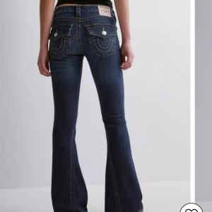True religion bootcut jeans - Supersnygga mörkblå true religion jeans. Endast testade💕 Storlek w30, midjemått: 40 cm, innerbenslängd: 80 cm, längd: 102 cm. Jag är 165 💗 Nypris 1200
