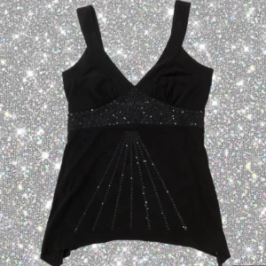 2000s topp - As snyggt early 2000s linne från orsay💕Står ingen storlek men skulle säga att den sitter som Xs/s🫶🏼Läs min bio innan du kontaktar mig