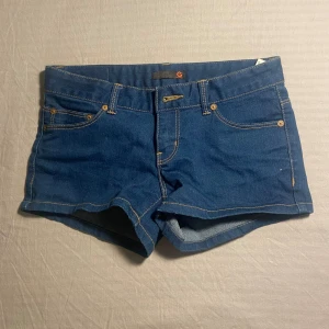 Guess low waist shorts  - Ett par jätte fin Guess shorts som knappas använda, finns en lite fläck på rumpan men går troligen att ta bort💕 Väldigt fina och passar xxs-xs Skriv om du har frågor eller tryck gärna på köp nu💕 Pris kan diskuteras 💕