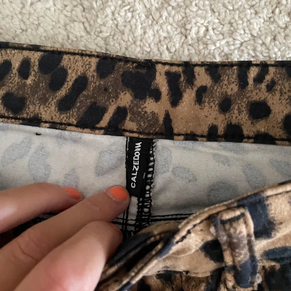 lågmidjade utsvängda leopard jeans från calzedonia, säljer då de är lite förstora för mig. Sista bilden är en bild på exakta modellen på fast i en annan färg.. Jeans & Byxor.