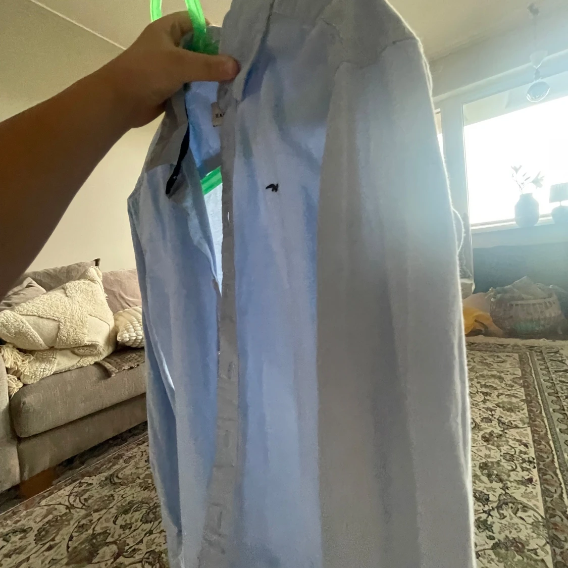 Ljusblå skjorta med knappar - 91