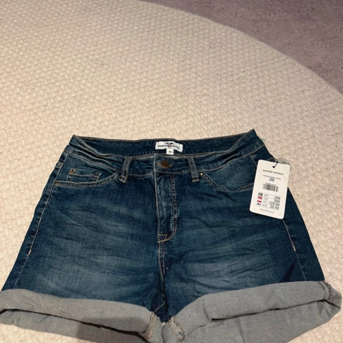 Mörkblå jeansshorts från H&M