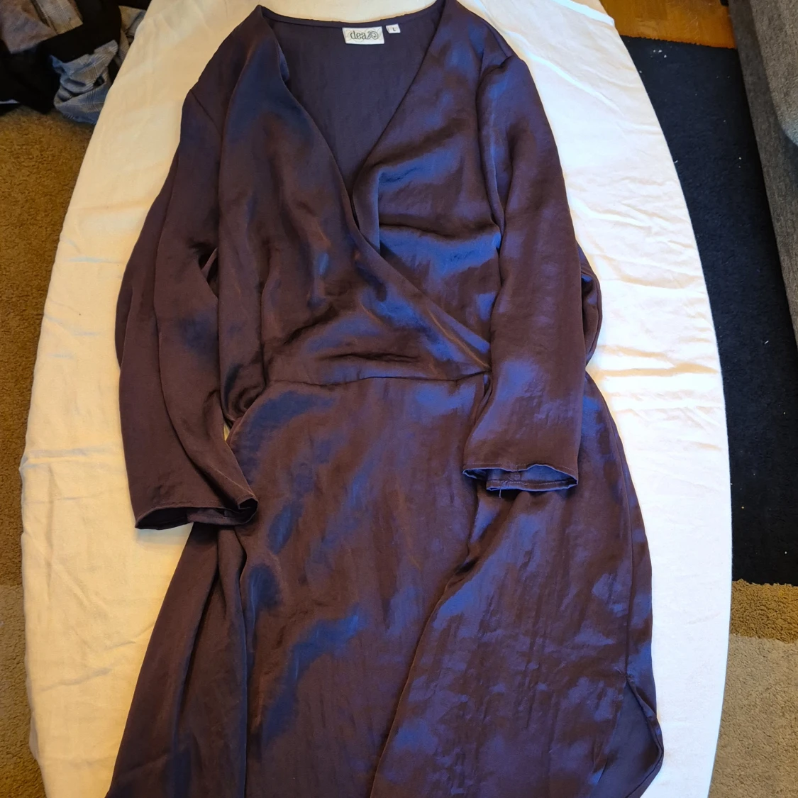 Mörkblå omlottklänning från Dea