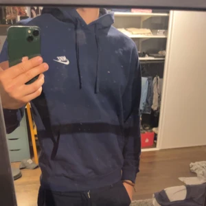 Nike hoodie - Marinblå hoodie från Nike✔️ Knappt använd Storlek M (Passar dig som är S, blir lite lösare passform) Kostar runt 600 ny 