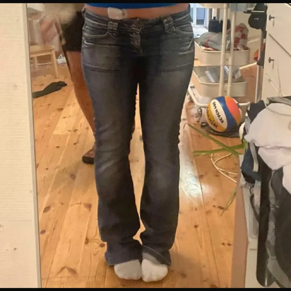 Säljer dessa jeans då de var för stora på mig. Inte mina bilder!!! . Jeans & Byxor.