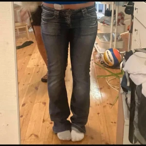 Only jeans - Säljer dessa jeans då de var för stora på mig. Inte mina bilder!!! 