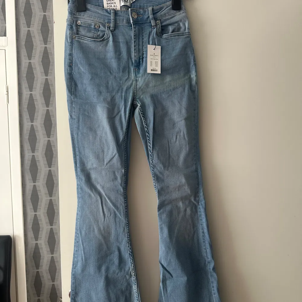 Ljus blå bootcut jeans från lager 157, helt oanvända då jag har flera liknande. Sitter super snyggt och har kvar prislappe. Skulle passa dig som är lite kortare. . Jeans & Byxor.