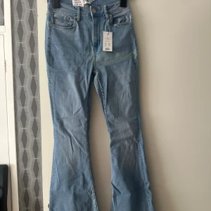 Jeans - Ljus blå bootcut jeans från lager 157, helt oanvända då jag har flera liknande. Sitter super snyggt och har kvar prislappe. Skulle passa dig som är lite kortare. 