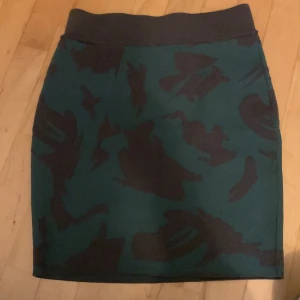 Stickad kjol från peakperformance - Jättefin typ stickad kjol som är i helt nytt skick 💕 lite tjockare så kan användas både på vintern med tights men också på sommaren☀️