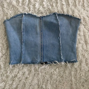 Jeans topp - Jeans topp med dragkedja bak, Storlek S. Fint skick bara använts få tal gånger. 