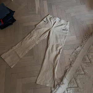low waist jeans - insida ben: 78cm midjemått: 37 tvärsöver uppskattar storleken till en XS passar perfekt på mig som är 175cm
