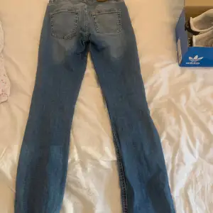 fina only jeans i storlek 36 väldigt stor i längden därför jag säljer den