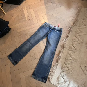 low waist jeans - säljer dessa super coola low waist jeansen som tyvärr blivit för små! Jättesnygga flared jeans!!! midjemått: 38 (mäter tvärsöver) insida bed: 79cm 