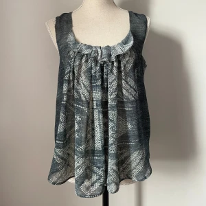 Mönstrad blus - Blå mönstrad blus! 🩵 Volang upptill, tunnare material. Utan storlek, men skulle säga S/M :)