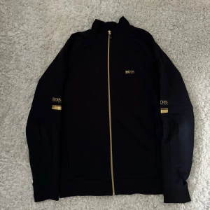 Hugo Boss tröja - Hugo Boss tröja mycket bra skick. Inte använd så mycket och säljs pga att den blivit liten för mig.