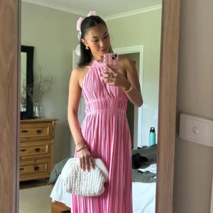 Underbar rosa halterneckklänning från Billy J boutiqe  - Helt otroligt snygg klänning från Australien. Nypris ca 900 kr 1300 med frakt. Använd en gång, sitter som en smäck. Skriv för fler bilder! Diskuterbart pris! 