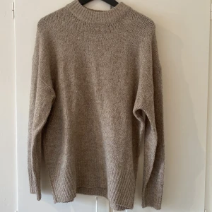 Stickad tröja - Stickad tröja från Lager 157⭐️ Säljer för att den inte kommer till användning, använd ett fåtal gånger, jättefint skick.⭐️