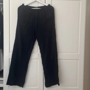 Linnebyxor från Gina Tricot, strl XS - Fina linnebyxor från Gina Tricot i strl XS. Svarta, ej urblekta. Knappt använda men kan behöva strykas☺️