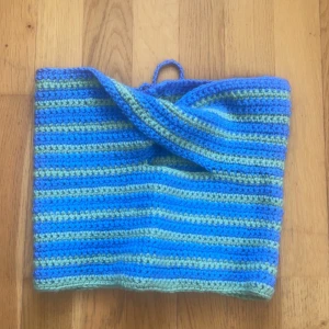 Virkad/stickad tröja - Jätte fin virkad mag tröja / off shoulder som jag köpte här på Plick av en tjej som virkade /stickade den själv! Knytning i ryggen som man kan reglera!