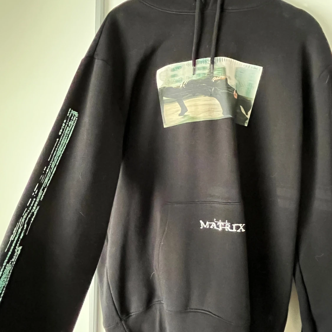 Svart hoodie med Matrix-tryck