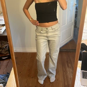 Lågmidjade jeans  - Midjemått( rätt över): 38cm  Innerbenslängd: 76cm   Köp dem via ”KÖP NU” eller Swish  Modellen är 170 cm, inga defekter 💕 