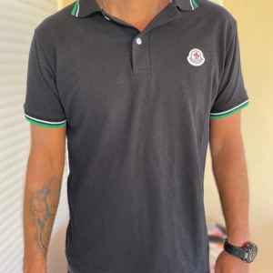 Moncler Piké  - Tjena folket! Nu säljer jag min sjukt snygga Moncler piké. Jag säljer denna för den är för stor för mig. Skick 9/10 aldrig använd. 