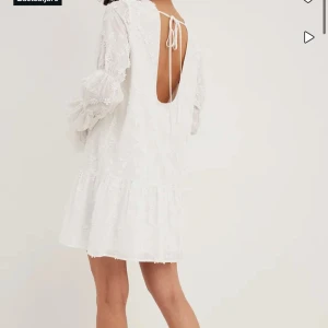 Vit klänning - Vit klänning från nakd använd en gång på min student jätte fin! Strl 36
