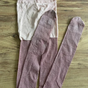 Rosa strumpbyxor - Säljer ett par supermysiga rosa strumpbyxor. De är i två olika nyanser av rosa, med en ljusare rosa upptill och en mörkare rosa nedtill. Perfekta för att hålla benen varma under kyliga dagar. De är i nyskick och redo att användas!