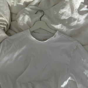 Vit basic tröja från gina - Knappast använd💗