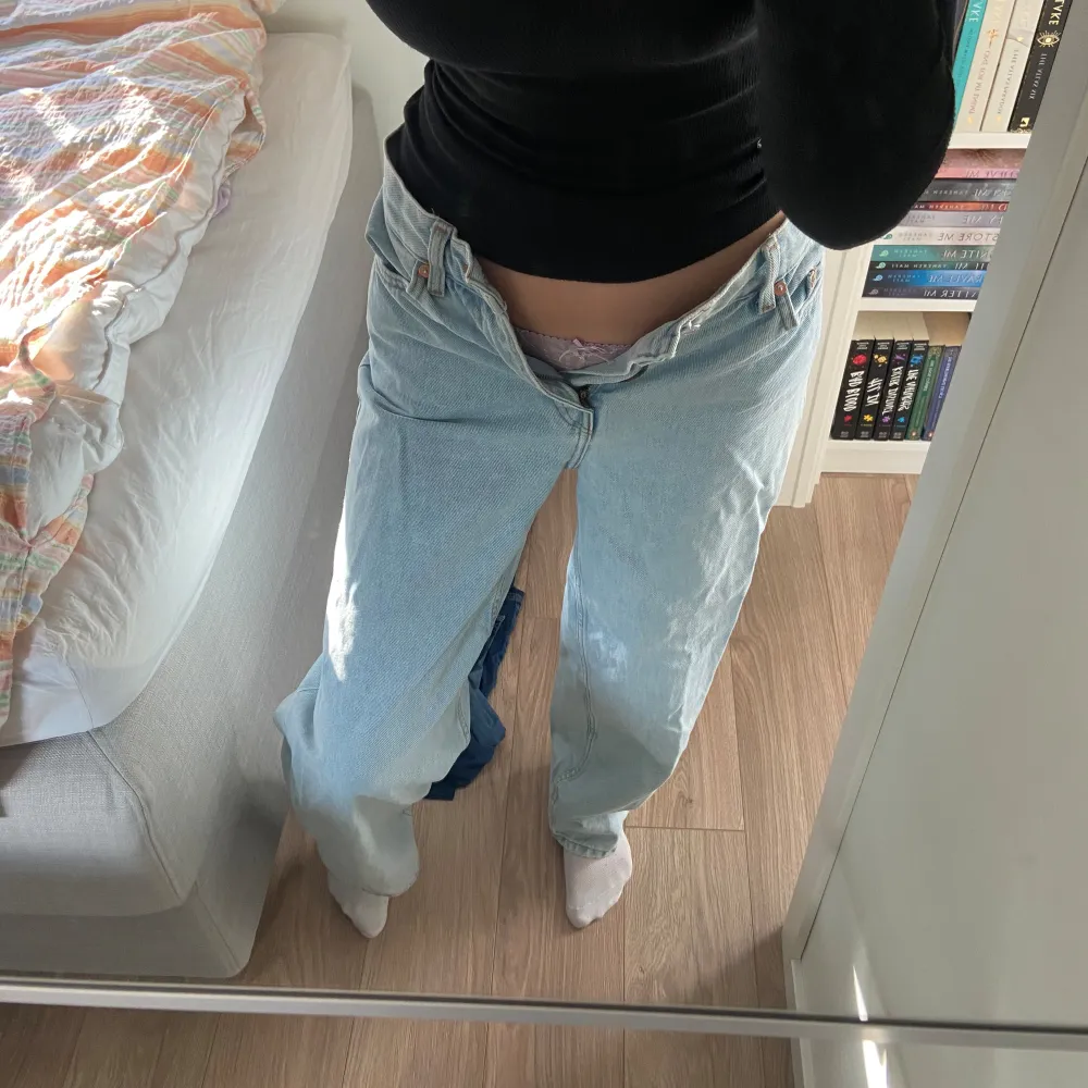 snygga jeans som tyvärr är för små för mig, nyskicki bra kvalitet! storleken är 25/30. . Jeans & Byxor.