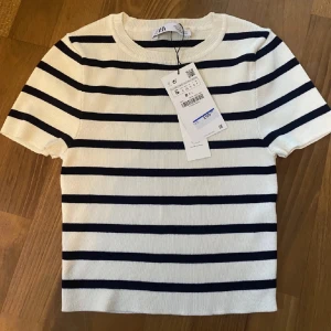 Randig tröja från ZARA - Säljer denna tröjan från Gina Tricot, inga defekter eller liknande på den. Säljer den pågrund av att den inte kommer till användning. !Prislappen är ej kvar på den! Hör av dig vid frågor 