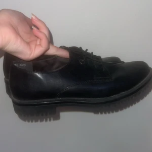 Finskor - Svarta finskor från Tamaris som knappt kommit till användning! Köpta för 999kr säljes för 499!