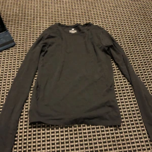 Mörkgrå långärmad tröja - Basic långärmad tröja i ny skick!! Aldrig använd😊❤️