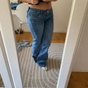 Lågmidjade byxor - Jättesnygga byxor som passar till allt!!🩷 Inga skador alls🩷🩷  Midjemåttet: 39cm rakt över  Innerbenslängden: 81cm