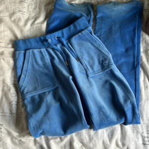 Juicy couture byxor blå - Byxorna är i färgen regatta:)