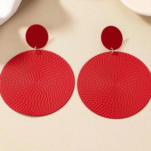Stora röda örhängen - Säljer ett par stora, runda örhängen i en röd klarröd färg. De är texturerade och har stift. Höjd 8 cm, bredd 6 cm. Gjorda av rostfritt stål. Stilrena, minimalistiska och uppseendeväckande. Perfekta för att liva upp vilken outfit som helst! 🥰Jag prutar inte men ger bundlerabatt.