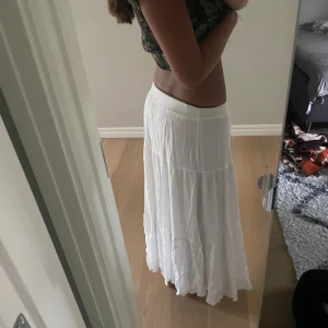 Vit långkjol - Endast använd 1 gång
