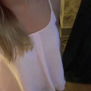 Fin rosa blus/linne - Aldrig använd lappen är tyvärr inte kvar så vet inte vart den är ifrån storleken är nog S