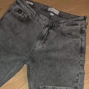 Calvin Klein Jeans - Bra skick, inget problem med jeansen. Den sitter fint och har själv aldrig använt de, Vanligt pris går för 1000kr jag säljer för 499. Pris kan ändras