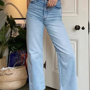 levi's ribcage straight - Ljusblåa levis jeans i modellen levi's ribcage straight. Väldigt fint skick, w27.