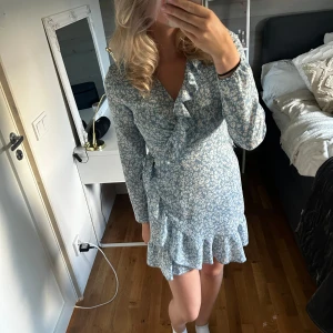 Vero Moda klänning - Säljer denna otroligt fina klänning från vero moda🩵🩵 en riktig favorit