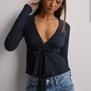 Tröja från nelly - Säljer då den är förstor och kan ej bytas! Bara att skriva vid några funderingar🩷Kan sälja för längre pris vid snabb affär! Nypris: 399 mitt pris 270