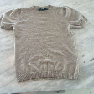Cashmere tröja beige  - 10 y / xxs Märke : Lisa yang ( inköpt på Lucca i Stockholm )