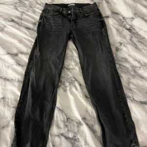 Low waist jeans från Gina  - Säljer mina mörkgråa low waist jeans från Gina tricot, använda Max 4 gånger. Väldigt fräscha och ser ut som nya, storlek 36
