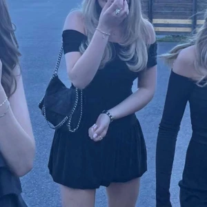 Svart kort klänning💋 - Såå snygg svart kort klänning från stradivarius, använd 1 gång!💞 Perfekt till fest eller tillfällen där man vill klä upp sig, funkar att ha både off shoulder som på bild 1 men även som på bild 2💓 Är en M men sitter som en S!!🌟 Säljs inte längre💋