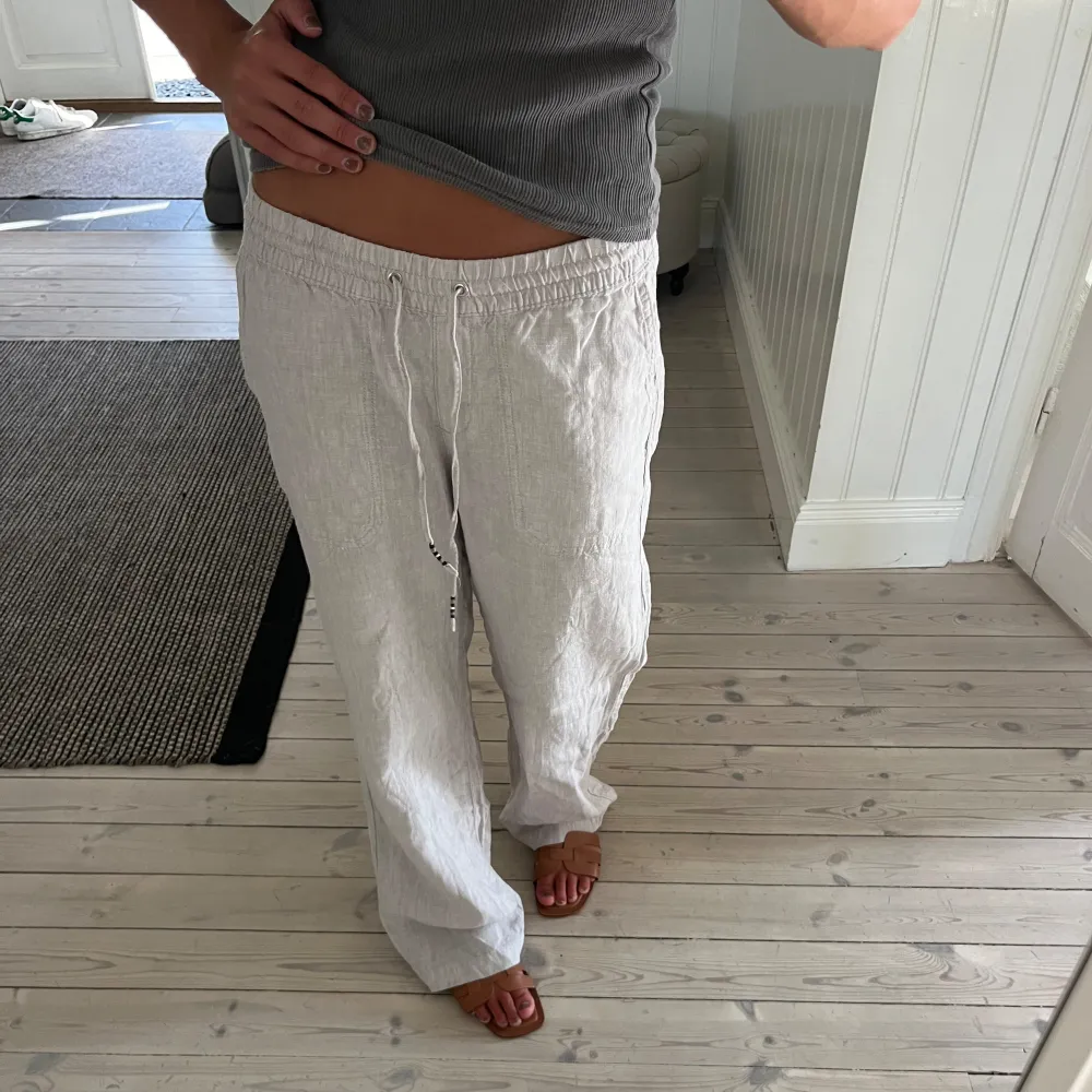 De PERFEKTA eftertraktade linnebyxorna från Esprit i storlek 38, sitter som en S/M. Helt slutsålda!!! Mycket fint skick 🌺🧡🙌. Jeans & Byxor.