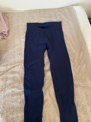 Träningstights - Marinblåa träningstights från shein med scrunch 